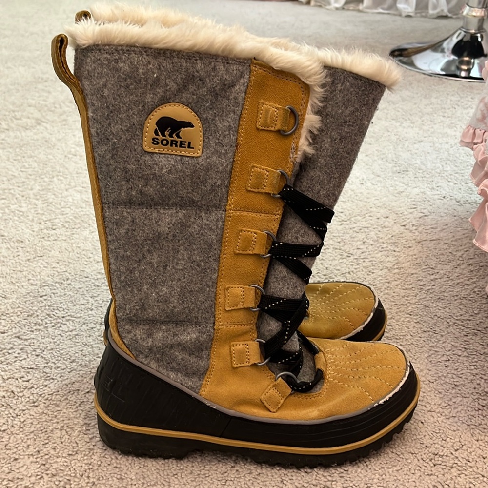 Sorel Tivoli High II boots 
Used size 8